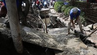 Para pekerja membeton dinding saluran air.