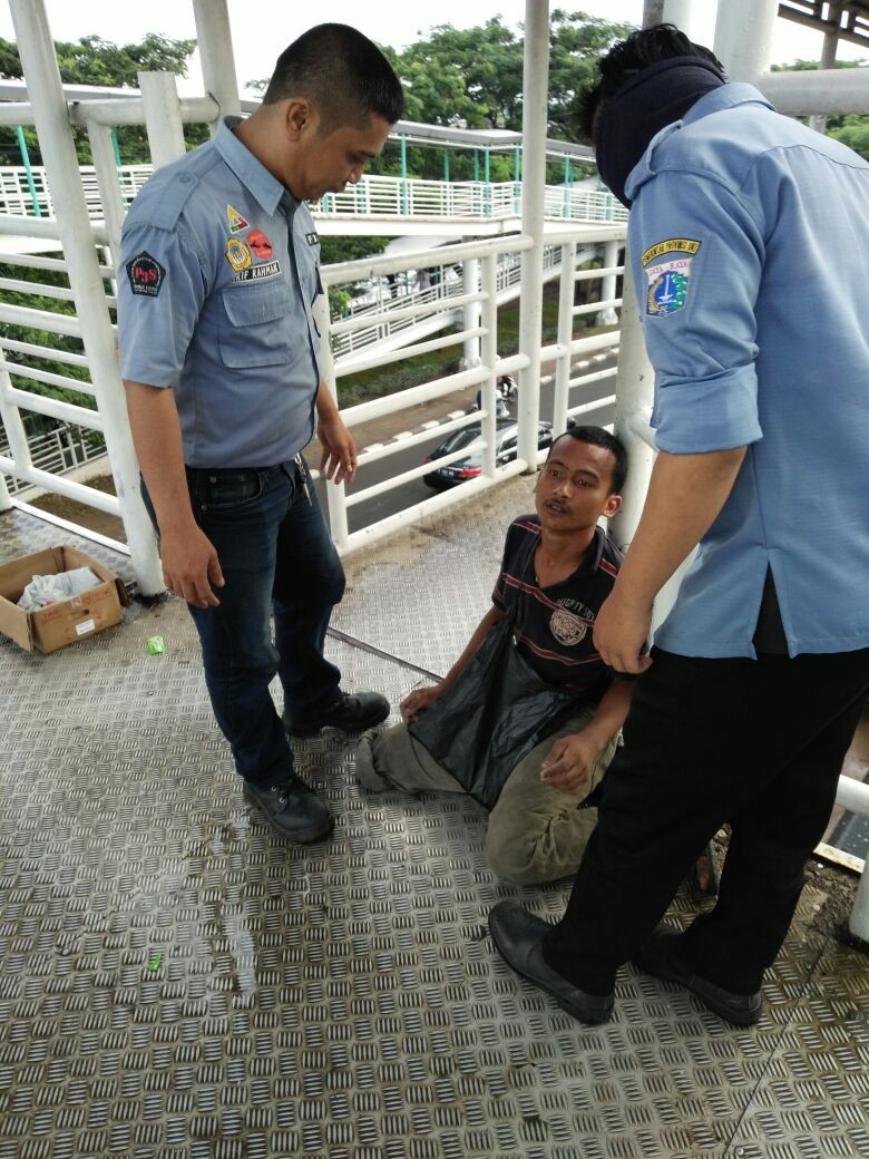 Pengemis Pura-pura Buntung Diamankan di JPO Pesakih, Jakarta Barat Pengemis Pura-pura Buntung Diamankan di JPO Pesakih, Jakarta Barat