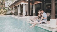 Pasangan yang menggelar lamaran di malam Imlek itu terlihat menikmati momen liburannya di Bali. (Dok. Instagram/stellarcor)