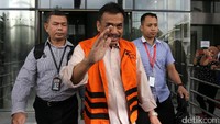 Tersangka sekaligus Walikota Madiun Bambang Irianto usai menjalani pemeriksaan di Gedung KPK, Jakarta, Selasa (21/3/2017).