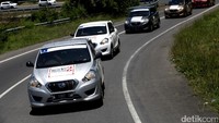 Sebanyak 18 mobil Datsun harus menempuh jarak sekitar 196 km menuju Pantai Tanjung Bira.