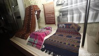 Sejumlah koleksi tenun khas Makassar juga dipamerkan di tempat ini.