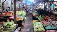 Pasar tradisional ini terletak di tengah Kota Atambua, Kabupaten Belu, NTT. Bagian luarnya tak berbeda jauh dengan pasar-pasar tradisional pada umumnya, begitu pun lorong-lorong yang tampak familiar di bagian dalamnya (Sastri/detikTravel)