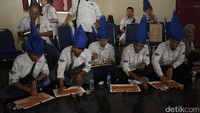 Tiba saatnya praktek, para risers menuangkan segala inspirasinya di atas kertas.