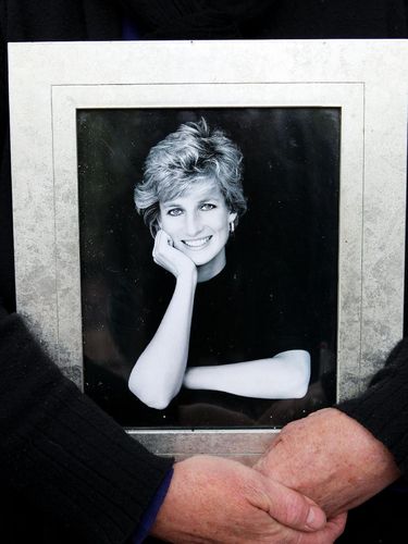 Puteri Diana Tulis 24 Ribu Kartu Ucapan Saat Pangeran William Lahir