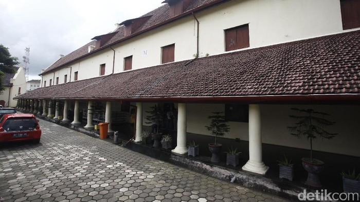 Fort Rotterdam dahulu merupakan benteng peninggalan Kerajaan Gowa-Tallo. Bisa dibilang, Benteng Ujung Pandang ini merupakan jati diri kota Makassar.
