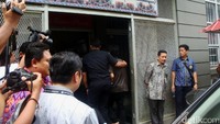 Pengusaha perdagangan sepeda motor berinisial R itu tiba di LP Batu, Nusakambangan, Cilacap, Jawa Tengah, Selasa (21/3/2017).