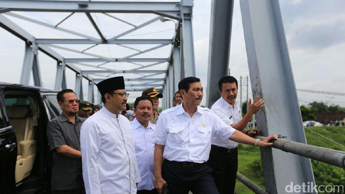 Ke Jombang, Luhut Telepon Menteri PUPR Minta Perbaiki Jembatan