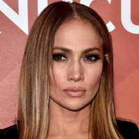 Salah satu rahasia awet muda Jennifer Lopez adalah glycolic acid. Kandungan dalam skin care itu memang diketahui baik dalam mengeksfoliasi kulit mati dan mendorong pergantian sel. J-Lo pun mengandalkan bahan tersebut untuk tampilan wajah glowy. Foto: Getty Images