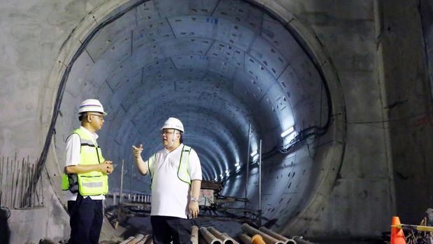 Menteri PPN/Kepala Bappenas Bambang Brodjonegoro saat mengecek proyek MRT
