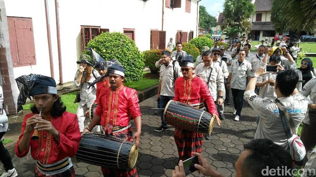  Risers Datsun Ikuti Kelas Inspirasi Bersama Maestro Pelukis Tanah Liat di Benteng Rotterdam Makassar