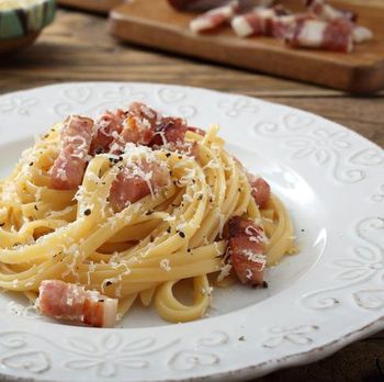 6 Makanan yang Perlu Dihindari Saat Kencan Pertama