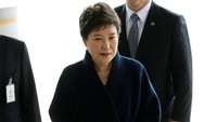 Park Geun Hye (66) dimakzulkan tahun 2017, setelah menjabat sejak tahun 2013. Saat ini, Park masih menjalani proses persidangan atas skandal korupsi yang menyeretnya dan berpusat pada teman lamanya, Choi Soon-Sil. Park dijerat berbagai dakwaan pidana, mulai dari penyalahgunaan kekuasaan hingga korupsi. Jaksa Korsel telah menuntut hukuman 30 tahun penjara untuk Park. Sidang vonis akan digelar April nanti. Foto: REUTERS/Kim Hong-Ji