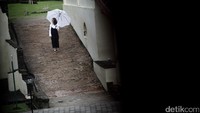 Seorang pengunjung tengah melakukan sesi foto di Fort Rotterdam atau Benteng Ujung Pandang, Senin (20/3/2017).