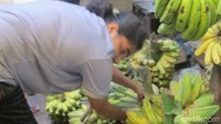 Pisang adalah salah satu buah paling populer di Atambua. Ada satu bagian pasar yang khusus pisang (Sastri/detikTravel)