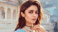 Dari India juga ada Alia Bhatt. Gadis cantik itu telah bermain film sejak di usia 6 tahun. (Dok. Instagram/aliaabhatt)