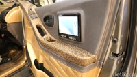 Ada anyaman kayu di setir, di panel pintu. Kemudian ditambah custom plafon sama bentuk jok dikustom, ujarnya.