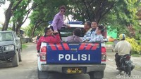 Susi saat sidak ke Desa Hakatutobu, Kecamatan Pomalaa, Kabupaten Kolaka. Foto: Siti Harlina