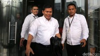 Direktur Penindakan dan Penyidikan Kantor Pelayanan Utama Bea dan Cukai Tipe A Tanjung Priok Harry Mulya keluar gedung KPK usai diperiksa sebagai saksi, Selasa (21/3/2017).