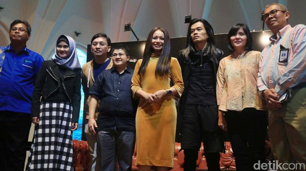 Ini Dia Orang-orang yang Terlibat di Konser Rossa