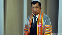 Jusuf Kalla mengucapkan terima kasih atas penghargaan yang diberikan kepada dirinya dari pihak Universitas Teknologi Rajamangala, Thailand. Pool/Tim Media Wapres JK.