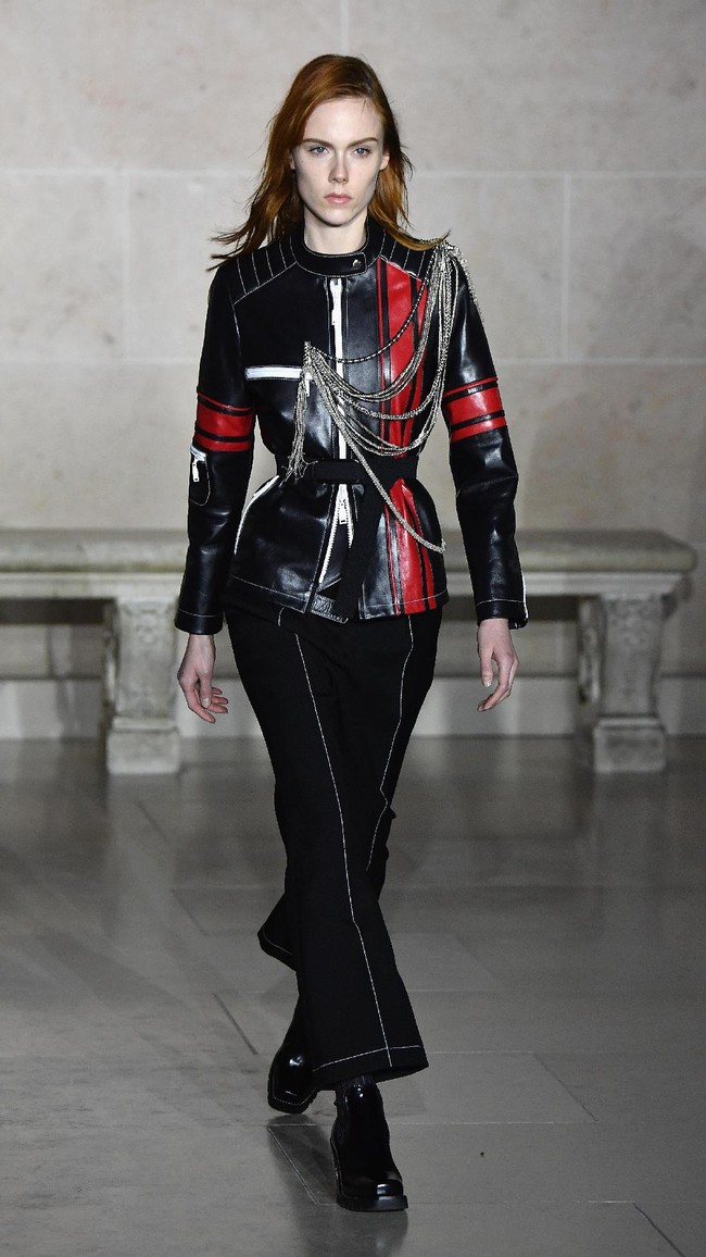 PARIS, FRANCE - MARCH 07: A model walks the runway during the Louis Vuitton show as part of the Paris Fashion Week Womenswear Fall/Winter 2017/2018 on March 7, 2017 in Paris, France. (Photo by Pascal Le Segretain/Getty Images)