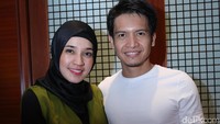 Dimas Seto dan Dhini Aminarti saat ditemui di Gala Primere Perfect Dream XXI Plaza Senayan, Jakarta Pusat, Selasa (21/3/2017). Pool/Hanif Hawari/detikFoto.