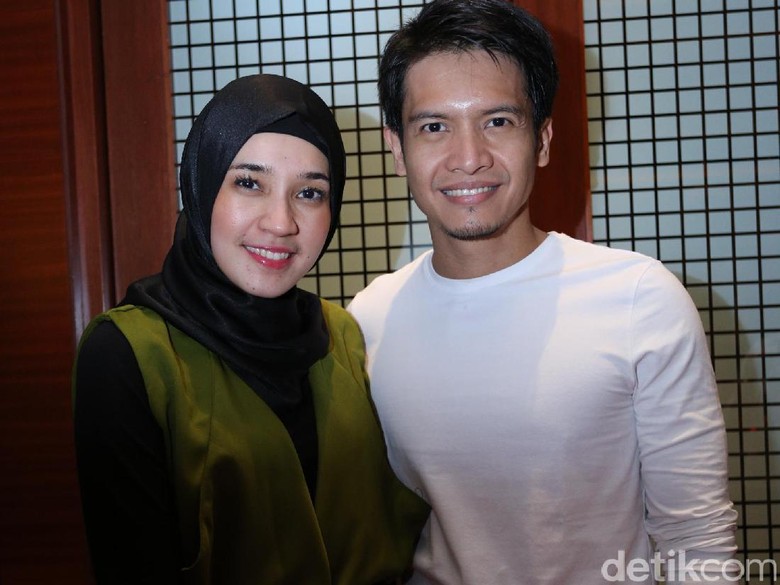Dhini Aminarti dan Dimas Seto Ikutan Tren Bisnis Seleb Kekinian Dhini Aminarti dan Dimas Seto Ikutan Tren Bisnis Seleb Kekinian