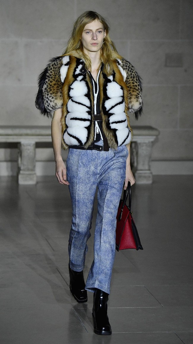 PARIS, FRANCE - MARCH 07: A model walks the runway during the Louis Vuitton show as part of the Paris Fashion Week Womenswear Fall/Winter 2017/2018 on March 7, 2017 in Paris, France. (Photo by Pascal Le Segretain/Getty Images)