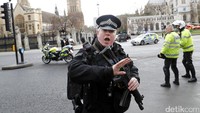 Polisi bersenjata lengkap langsung mengamankan lokasi. Pool/Stefan Wermuth/Reuters/detikFoto. 