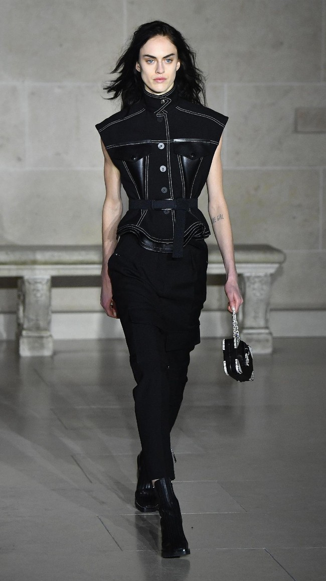 PARIS, FRANCE - MARCH 07: A model walks the runway during the Louis Vuitton show as part of the Paris Fashion Week Womenswear Fall/Winter 2017/2018 on March 7, 2017 in Paris, France. (Photo by Pascal Le Segretain/Getty Images)
