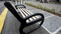 Tidak hanya itu, kursi-kursi santai yang dipasang di trotoar menambah keindahan. Kursi itu digunakan para pejalan kaki untuk beristirahat.