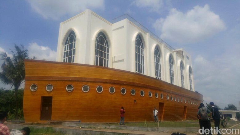 Wisata Religi ke Masjid Kapal Semarang nan Megah dan Unik/Foto: (Angling/detikTravel) Wisata Religi ke Masjid Kapal Semarang nan Megah dan Unik/Foto: (Angling/detikTravel)