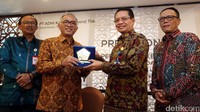 Pande Putu Yasa menyerahkan plakat Perum PPD kepada Budi Harto usai penandatanganan MoU.
