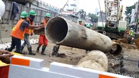 Para pekerja membangun underpass Matraman.