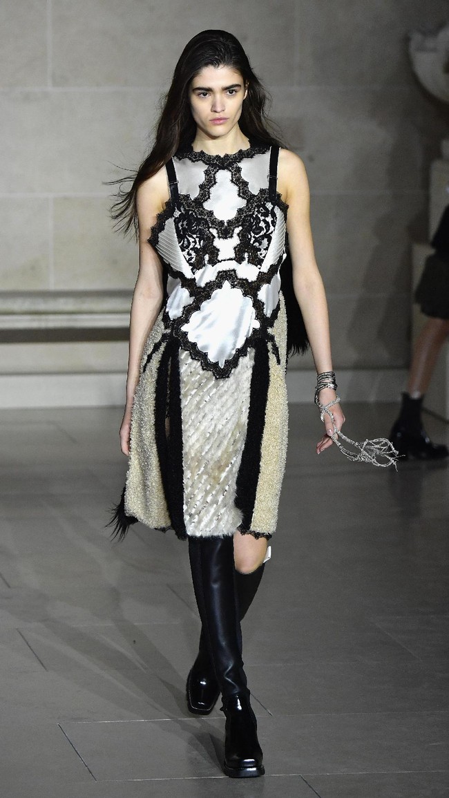 PARIS, FRANCE - MARCH 07: A model walks the runway during the Louis Vuitton show as part of the Paris Fashion Week Womenswear Fall/Winter 2017/2018 on March 7, 2017 in Paris, France. (Photo by Pascal Le Segretain/Getty Images)