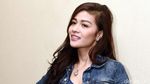 Gaya Hesty Klepek-klepek dengan Jaket Denim