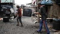 Semakin hari, kerang yang dihasilkan para nelayan kerang ini terus berkurang.