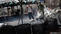 Nelayan merebus kerang hijau.