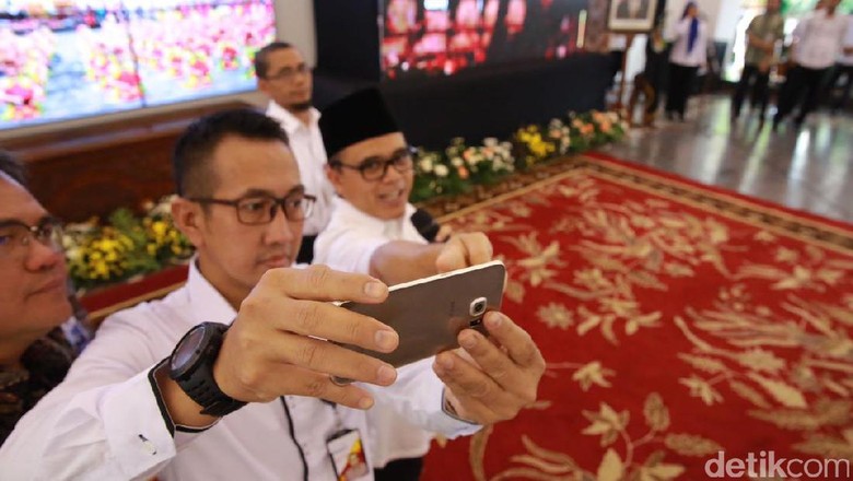 Bupati Banyuwangi Anas saat peluncuran aplikasi wisata (Putri Akmal/detikTravel) Bupati Banyuwangi Anas saat peluncuran aplikasi wisata (Putri Akmal/detikTravel)