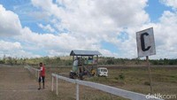 Lintasan pacuan kuda membentang luas di lahan gersang. Lintasannya tepat sepanjang 1 Km (Sastri/ detikTravel)