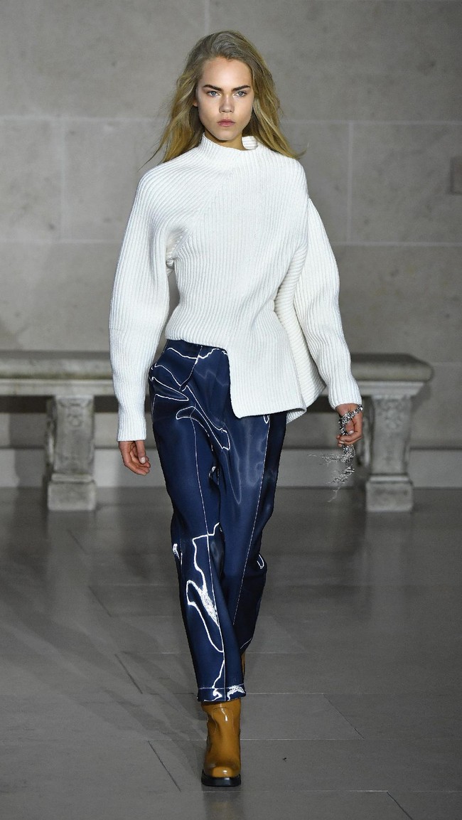 PARIS, FRANCE - MARCH 07: A model walks the runway during the Louis Vuitton show as part of the Paris Fashion Week Womenswear Fall/Winter 2017/2018 on March 7, 2017 in Paris, France. (Photo by Pascal Le Segretain/Getty Images)