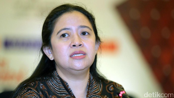 Menko PMK Puan Maharani memimpin rapat koordinasi membahas penyelenggaraan ibadah haji tahun 2017 di Kemenko PMK, Jakarta, Rabu (22/3/2017).