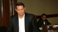 RJ Lino meninggalkan Pengadilan Tipikor usai memberikan kesaksian.