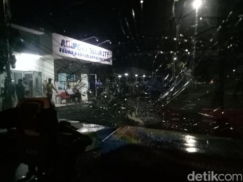 Jemput Penumpang ke Bandara, Taksi Online di Palembang Dirusak Massa