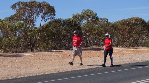Upaya jalan kaki Susan yang dilakukan tahun lalu. Terkadang ia ditemani oleh sang suami atau kedua putrinya (Foto: Facebook/Susan Strides 4CF/Walk for 65 Roses)