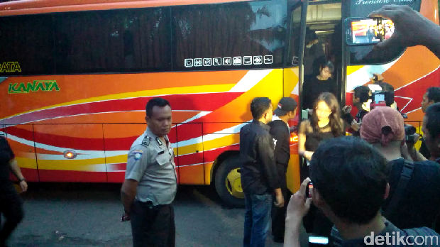 Member dan staf JKT48 tiba di rumah duka Inou Jiro