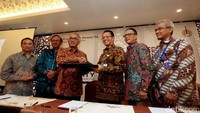 Direktur Utama PT Adhi Karya (Persero) Tbk Budi Harto (kiri) berjabat tangan dengan Direktur Utama Perum PPD Pande Putu Yasa (kanan) usai penandatanganan MoU di Jakarta, Rabu (22/03/2017).