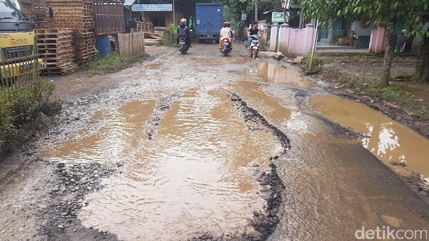 Penampakan jalan yang rusak