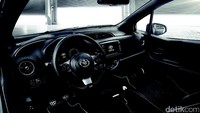 Interior Yaris GRMN. Bagian kabin dibalut kulit dengan paduan warna merah dan hitam yang membuat tampilan interior mobil semakin elegan.Foto: Toyota Eropa